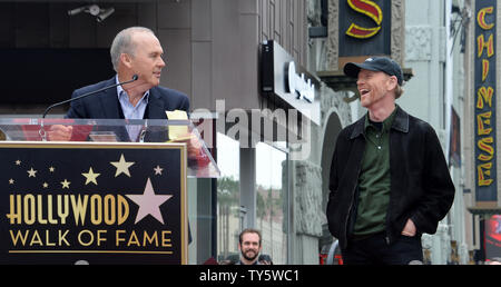 Acteur et réalisateur Ron Howard (R) réagit aux commentaires par l'acteur Michael Keaton pendant une cérémonie de dévoilement honorer avec le 2,568ème étoile sur le Hollywood Walk of Fame à Los Angeles le 10 décembre 2015. Photo par Jim Ruymen/UPI Banque D'Images