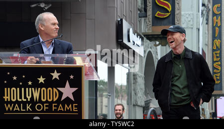 Acteur et réalisateur Ron Howard (R) réagit aux commentaires par l'acteur Michael Keaton pendant une cérémonie de dévoilement honorer avec le 2,568ème étoile sur le Hollywood Walk of Fame à Los Angeles le 10 décembre 2015. Photo par Jim Ruymen/UPI Banque D'Images