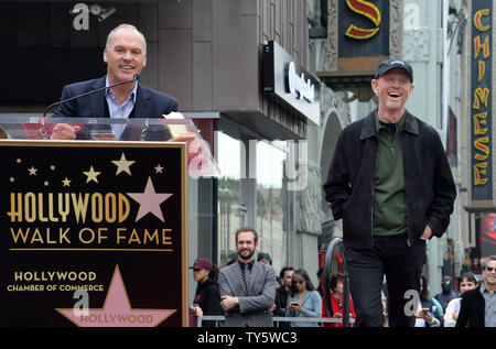 Acteur et réalisateur Ron Howard (R) réagit aux commentaires par l'acteur Michael Keaton pendant une cérémonie de dévoilement honorer avec le 2,568ème étoile sur le Hollywood Walk of Fame à Los Angeles le 10 décembre 2015. Photo par Jim Ruymen/UPI Banque D'Images