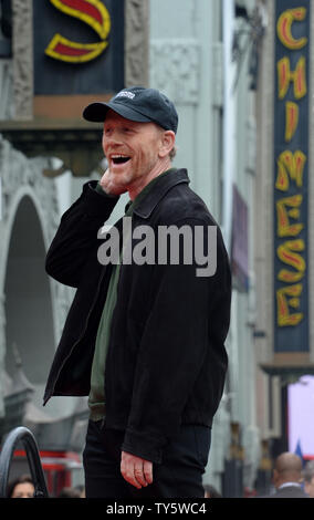 Acteur et réalisateur Ron Howard réagit aux commentaires par l'acteur Michael Keaton pendant une cérémonie de dévoilement honorer avec le 2,568ème étoile sur le Hollywood Walk of Fame à Los Angeles le 10 décembre 2015. Photo par Jim Ruymen/UPI Banque D'Images