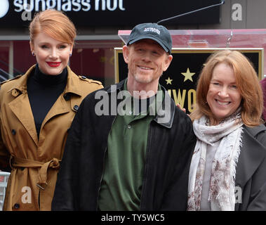 Acteur et réalisateur Ron Howard est rejoint par sa femme Cheryl Howard (R) et leur fille, l'actrice Bryce Dallas Howard lors d'une cérémonie de dévoilement d'honorer avec le 2,568ème étoile sur le Hollywood Walk of Fame à Los Angeles le 10 décembre 2015. Photo par Jim Ruymen/UPI Banque D'Images