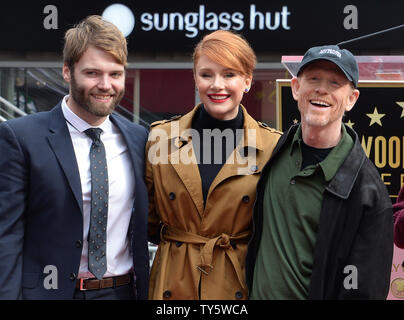 Acteur et réalisateur Ron Howard (R) est accompagné par sa fille, l'actrice Bryce Dallas Howard et son mari, l'acteur Seth Gabel (L) au cours d'une cérémonie de dévoilement d'honorer avec le 2,568ème étoile sur le Hollywood Walk of Fame à Los Angeles le 10 décembre 2015. Photo par Jim Ruymen/UPI Banque D'Images