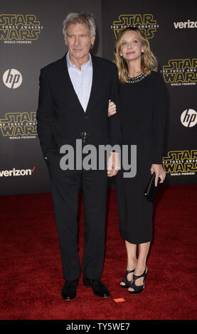 Harrison Ford Acteur (L) et Calista Flockhart assister à la première du film 'Star Wars : The Force éveille' qui s'est tenue à la section Hollywood de Los Angeles le 14 décembre 2015. Photo par Phil McCarten/UPI Banque D'Images