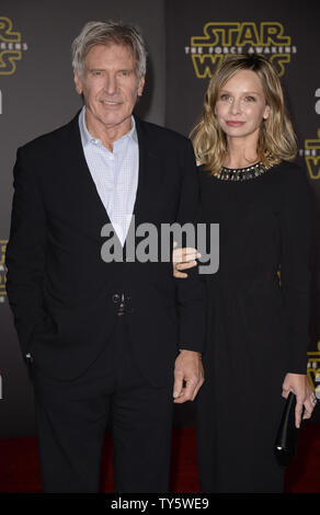 Harrison Ford Acteur (L) et Calista Flockhart assister à la première du film 'Star Wars : The Force éveille' qui s'est tenue à la section Hollywood de Los Angeles le 14 décembre 2015. Photo par Phil McCarten/UPI Banque D'Images