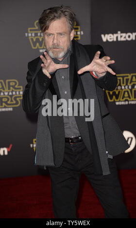 Mark Hamill acteur assiste à la première du film 'Star Wars : The Force éveille' qui s'est tenue à la section Hollywood de Los Angeles le 14 décembre 2015. Photo par Phil McCarten/UPI Banque D'Images