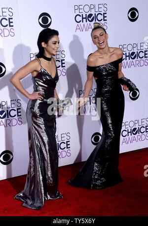De gauche, l'actrice Vanessa Hudgens et vedette de la télévision Julianne Hough arrivent pour la 42e conférence annuelle des People's Choice Awards au Theatre de Los Angeles le 6 janvier 2016. Photo par Jim Ruymen/UPI Banque D'Images