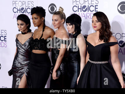 De gauche, l'actrice Vanessa Hudgens-chanteurs, Keke Palmer, Julianne Hough, Carly Rae Jepsen et Kether Donohue arrivent pour la 42e conférence annuelle des People's Choice Awards au Theatre de Los Angeles le 6 janvier 2016. Photo par Jim Ruymen/UPI Banque D'Images