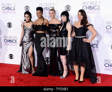 De gauche, l'actrice Vanessa Hudgens-chanteurs, Keke Palmer, Julianne Hough, Carly Rae Jepsen et Kether Donohue arrivent pour la 42e conférence annuelle des People's Choice Awards au Theatre de Los Angeles le 6 janvier 2016. Photo par Jim Ruymen/UPI Banque D'Images