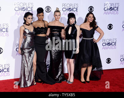 De gauche, l'actrice Vanessa Hudgens-chanteurs, Keke Palmer, Julianne Hough, Carly Rae Jepsen et Kether Donohue arrivent pour la 42e conférence annuelle des People's Choice Awards au Theatre de Los Angeles le 6 janvier 2016. Photo par Jim Ruymen/UPI Banque D'Images