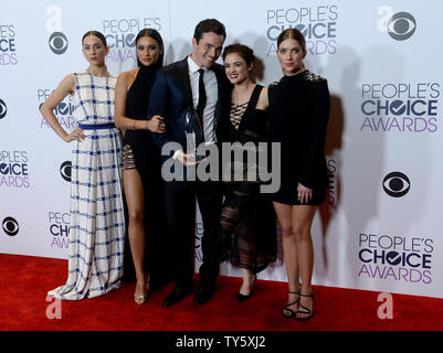 De gauche, acteurs Troian Bellisario, Shay Mitchell, Ian Harding, Lucy Hale et Ashley Benson backstage apparaissent avec leurs prix pour câble plat préféré dramatiques pour 'Pretty Little Liars' au cours de la 42e conférence annuelle des People's Choice Awards au Theatre de Los Angeles le 6 janvier 2016. Photo par Jim Ruymen/UPI Banque D'Images