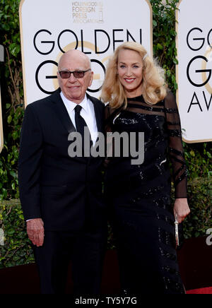 News Corp. de Rupert Murdock, chef de la gauche, et le modèle Jerry Hall assister à la 73e assemblée annuelle Golden Globe Awards au Beverly Hilton Hotel à Beverly Hills, Californie le 10 janvier 2016. Photo par Jim Ruymen/UPI Banque D'Images