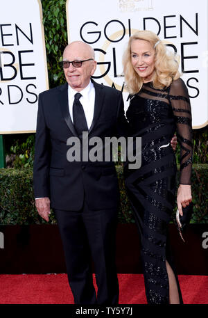 News Corp. de Rupert Murdock, chef de la gauche, et le modèle Jerry Hall assister à la 73e assemblée annuelle Golden Globe Awards au Beverly Hilton Hotel à Beverly Hills, Californie le 10 janvier 2016. Photo par Jim Ruymen/UPI Banque D'Images