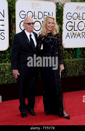 News Corp. de Rupert Murdock, chef de la gauche, et le modèle Jerry Hall assister à la 73e assemblée annuelle Golden Globe Awards au Beverly Hilton Hotel à Beverly Hills, Californie le 10 janvier 2016. Photo par Jim Ruymen/UPI Banque D'Images