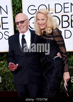 News Corp. de Rupert Murdock, chef de la gauche, et le modèle Jerry Hall assister à la 73e assemblée annuelle Golden Globe Awards au Beverly Hilton Hotel à Beverly Hills, Californie le 10 janvier 2016. Photo par Jim Ruymen/UPI Banque D'Images