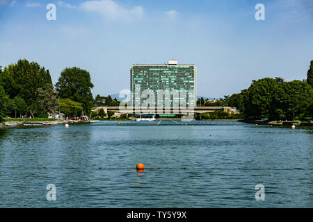 Vue panoramique sur le lac artificiel dans le quartier EUR, Rome, Italie Banque D'Images