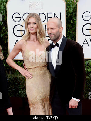 Rosie Huntington-Whitely modèle, à gauche, et l'acteur Jason Statham assister à la 73e assemblée annuelle Golden Globe Awards au Beverly Hilton Hotel à Beverly Hills, Californie le 10 janvier 2016. Photo par Jim Ruymen/UPI Banque D'Images