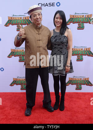 Acteur James Hong, la voix de M. Ping dans l'animated motion photo comédie 'Kung Fu Panda 3' et sa fille avril assister à la première du film au Théâtre chinois de Grauman dans la section Hollywood de Los Angeles le 16 janvier 2016. Scénario : Poursuivant son 'legendary adventures de l'awesomeness', Po doit faire face à deux très épique, mais des menaces différentes : l'une et l'autre surnaturel un peu plus près de son domicile. Photo par Jim Ruymen/UPI Banque D'Images