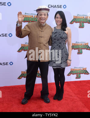 Acteur James Hong, la voix de M. Ping dans l'animated motion photo comédie 'Kung Fu Panda 3' et sa fille avril assister à la première du film au Théâtre chinois de Grauman dans la section Hollywood de Los Angeles le 16 janvier 2016. Scénario : Poursuivant son 'legendary adventures de l'awesomeness', Po doit faire face à deux très épique, mais des menaces différentes : l'une et l'autre surnaturel un peu plus près de son domicile. Photo par Jim Ruymen/UPI Banque D'Images