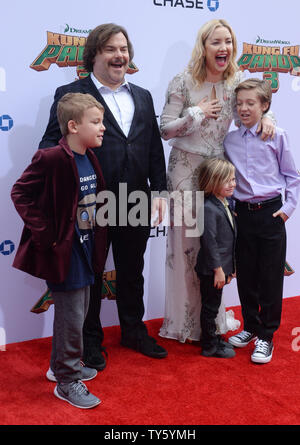 Acteurs Jack Black, la voix de Po et Kate Hudson, la voix de Mei Mei dans le film d'animation comédie 'Kung Fu Panda 3' et leur fils Samuel Jason Noir, Bingham Hawn Bellamy et Ryder Robinson (L-R) assister à la première du film au Théâtre chinois de Grauman dans la section Hollywood de Los Angeles le 16 janvier 2016. Scénario : Poursuivant son 'legendary adventures de l'awesomeness', Po doit faire face à deux très épique, mais des menaces différentes : l'une et l'autre surnaturel un peu plus près de son domicile. Photo par Jim Ruymen/UPI Banque D'Images