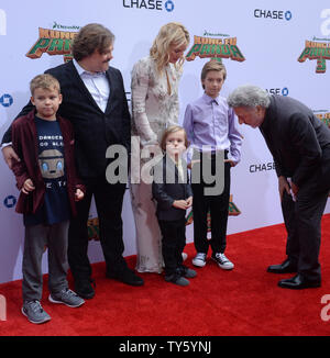 Acteurs Jack Black, la voix de Po et Kate Hudson, la voix de Mei Mei dans le film d'animation comédie 'Kung Fu Panda 3' et leur fils Samuel Jason Noir, Bingham Hawn Bellamy et Ryder Robinson (L-R) assister à la première du film au Théâtre chinois de Grauman dans la section Hollywood de Los Angeles le 16 janvier 2016. À la droite est l'acteur Justin Hoffman.Scénario : Poursuivant son 'legendary adventures de l'awesomeness', Po doit faire face à deux très épique, mais des menaces différentes : l'une et l'autre surnaturel un peu plus près de son domicile. Photo par Jim Ruymen/UPI Banque D'Images