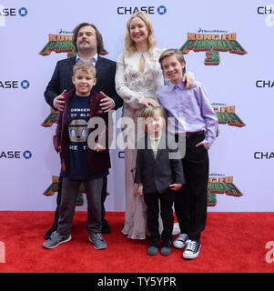 Acteurs Jack Black, la voix de Po et Kate Hudson, la voix de Mei Mei dans le film d'animation comédie 'Kung Fu Panda 3' et leur fils Samuel Jason Noir, Bingham Hawn Bellamy et Ryder Robinson (L-R) assister à la première du film au Théâtre chinois de Grauman dans la section Hollywood de Los Angeles le 16 janvier 2016. Scénario : Poursuivant son 'legendary adventures de l'awesomeness', Po doit faire face à deux très épique, mais des menaces différentes : l'une et l'autre surnaturel un peu plus près de son domicile. Photo par Jim Ruymen/UPI Banque D'Images