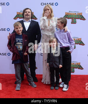 Acteurs Jack Black, la voix de Po et Kate Hudson, la voix de Mei Mei dans le film d'animation comédie 'Kung Fu Panda 3' et leur fils Samuel Jason Noir, Bingham Hawn Bellamy et Ryder Robinson (L-R) assister à la première du film au Théâtre chinois de Grauman dans la section Hollywood de Los Angeles le 16 janvier 2016. Scénario : Poursuivant son 'legendary adventures de l'awesomeness', Po doit faire face à deux très épique, mais des menaces différentes : l'une et l'autre surnaturel un peu plus près de son domicile. Photo par Jim Ruymen/UPI Banque D'Images