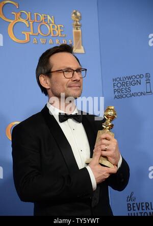 L'acteur Christian Slater, lauréat du prix de la meilleure performance par un acteur dans un second rôle dans une série, mini-série ou Téléfilm pour 'Mr. Robot » apparaît au cours de la 73e assemblée annuelle backstage Golden Globe Awards au Beverly Hilton Hotel à Beverly Hills, Californie le 10 janvier 2016. Photo par Jim Ruymen/UPI Banque D'Images