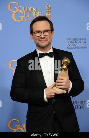 L'acteur Christian Slater, lauréat du prix de la meilleure performance par un acteur dans un second rôle dans une série, mini-série ou Téléfilm pour 'Mr. Robot » apparaît au cours de la 73e assemblée annuelle backstage Golden Globe Awards au Beverly Hilton Hotel à Beverly Hills, Californie le 10 janvier 2016. Photo par Jim Ruymen/UPI Banque D'Images