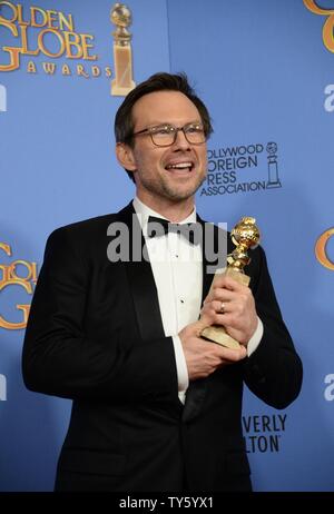 L'acteur Christian Slater, lauréat du prix de la meilleure performance par un acteur dans un second rôle dans une série, mini-série ou Téléfilm pour 'Mr. Robot » apparaît au cours de la 73e assemblée annuelle backstage Golden Globe Awards au Beverly Hilton Hotel à Beverly Hills, Californie le 10 janvier 2016. Photo par Jim Ruymen/UPI Banque D'Images