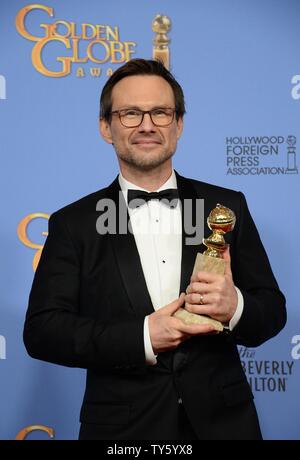 L'acteur Christian Slater, lauréat du prix de la meilleure performance par un acteur dans un second rôle dans une série, mini-série ou Téléfilm pour 'Mr. Robot » apparaît au cours de la 73e assemblée annuelle backstage Golden Globe Awards au Beverly Hilton Hotel à Beverly Hills, Californie le 10 janvier 2016. Photo par Jim Ruymen/UPI Banque D'Images