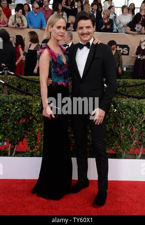 De gauche, acteurs Sarah Paulson et Pedro Pascal assister à la 22e assemblée annuelle des Screen Actors Guild Awards au Shrine Auditorium & Expo Hall à Los Angeles, Californie le 30 janvier 2016. Photo par Jim Ruymen/UPI Banque D'Images