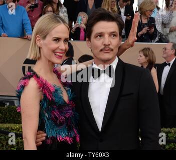 De gauche, acteurs Sarah Paulson et Pedro Pascal assister à la 22e assemblée annuelle des Screen Actors Guild Awards au Shrine Auditorium & Expo Hall à Los Angeles, Californie le 30 janvier 2016. Photo par Jim Ruymen/UPI Banque D'Images