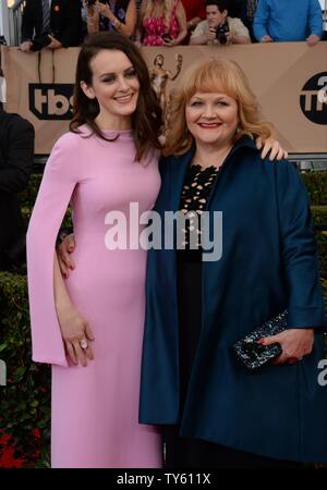 Actrices Sophie McShera, gauche, et Lesley Nicol assister à la 22e assemblée annuelle des Screen Actors Guild Awards au Shrine Auditorium & Expo Hall à Los Angeles, Californie le 30 janvier 2016. Photo par Jim Ruymen/UPI Banque D'Images