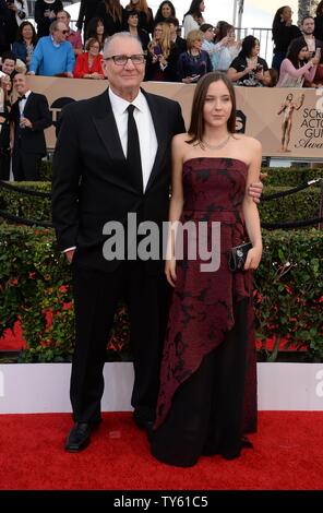 De gauche, l'acteur Ed O'Neill et Sophia O'Neill assister à la 22e assemblée annuelle des Screen Actors Guild Awards au Shrine Auditorium & Expo Hall à Los Angeles, Californie le 30 janvier 2016. Photo par Jim Ruymen/UPI Banque D'Images