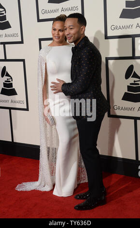 Chrissy Teigen, gauche, et John Legend arrivent pour la 58e cérémonie annuelle de remise des prix Grammy tenue au Staples Center de Los Angeles le 15 février 2016. Photo par Jim Ruymen/UPI Banque D'Images