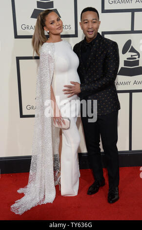Chrissy Teigen, gauche, et John Legend arrivent pour la 58e cérémonie annuelle de remise des prix Grammy tenue au Staples Center de Los Angeles le 15 février 2016. Photo par Jim Ruymen/UPI Banque D'Images