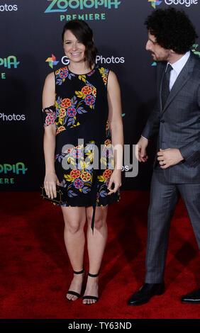 Katie Lowes, acteur la voix de Badger le médecin de l'animated motion photo comédie familiale 'Zootopia' et l'acteur Adam Shapiro assister à la première du film au El Capitan Theatre dans la section Hollywood de Los Angeles le 17 février 2016. Scénario : Dans une ville d'animaux anthropomorphes, un fugitif escroc fox et une recrue bunny cop doivent travailler ensemble pour découvrir un complot. Photo par Jim Ruymen/UPI Banque D'Images