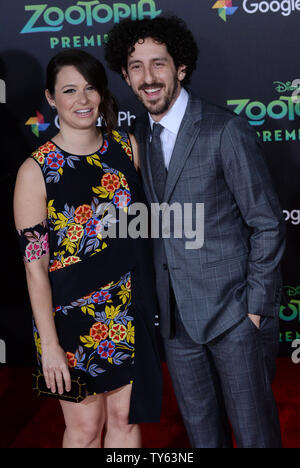 Katie Lowes, acteur la voix de Badger le médecin de l'animated motion photo comédie familiale 'Zootopia' et l'acteur Adam Shapiro assister à la première du film au El Capitan Theatre dans la section Hollywood de Los Angeles le 17 février 2016. Scénario : Dans une ville d'animaux anthropomorphes, un fugitif escroc fox et une recrue bunny cop doivent travailler ensemble pour découvrir un complot. Photo par Jim Ruymen/UPI Banque D'Images