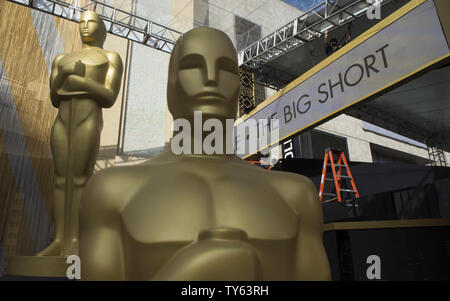 Oscar statues sont vus à l'entrée pour le Kodak Theater avant la 88e Academy Awards, dans la section Hollywood de Los Angeles le 25 février 2016. Les Academy Awards aura lieu le dimanche 26 février, 2016. Photo par Kevin Dietsch/UPI Banque D'Images