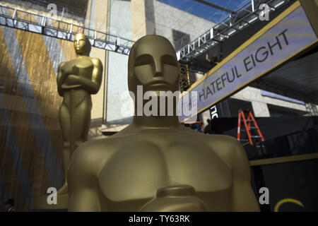 Oscar statues sont vus à l'entrée pour le Kodak Theater avant la 88e Academy Awards, dans la section Hollywood de Los Angeles le 25 février 2016. Les Academy Awards aura lieu le dimanche 26 février, 2016. Photo par Kevin Dietsch/UPI Banque D'Images