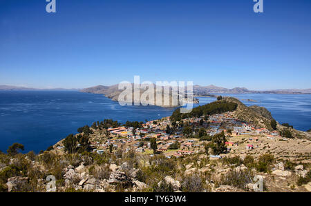 Vue panoramique sur village et lac Titicaca Yumani, Isla del Sol, Bolivie Banque D'Images