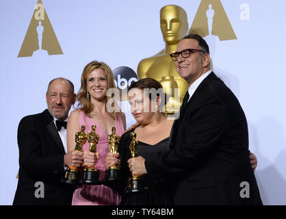 (L-R) Les producteurs Steve Mercier, Blye Pagon Faust, Nicole Rocklin et Michael Sucre, lauréats du prix du meilleur film pour 'Spotlight', apparaissent dans les coulisses du 88e Prix de l'Académie, au Hollywood and Highland Center dans la section Hollywood de Los Angeles le 28 février 2016. Photo par Jim Ruymen/UPI Banque D'Images