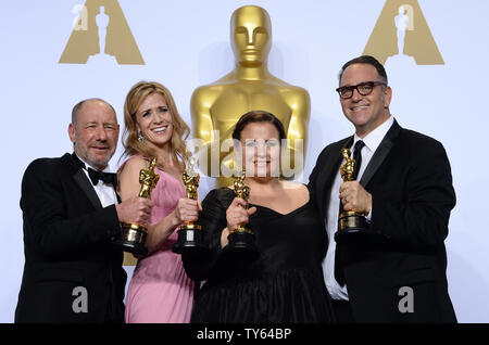 (L-R) Les producteurs Steve Mercier, Blye Pagon Faust, Nicole Rocklin et Michael Sucre, lauréats du prix du meilleur film pour 'Spotlight', apparaissent dans les coulisses du 88e Prix de l'Académie, au Hollywood and Highland Center dans la section Hollywood de Los Angeles le 28 février 2016. Photo par Jim Ruymen/UPI Banque D'Images