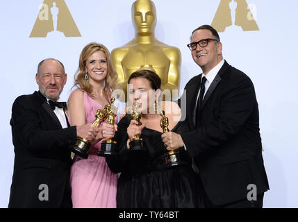 (L-R) Les producteurs Steve Mercier, Blye Pagon Faust, Nicole Rocklin et Michael Sucre, lauréats du prix du meilleur film pour 'Spotlight', apparaissent dans les coulisses du 88e Prix de l'Académie, au Hollywood and Highland Center dans la section Hollywood de Los Angeles le 28 février 2016. Photo par Jim Ruymen/UPI Banque D'Images