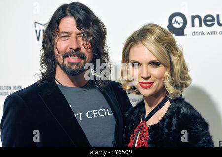 Le leader du groupe Foo Fighters Dave Grohl et sa femme Jordyn Blum arrivent à la Fondation Elton John contre le SIDA La 24e conférence annuelle de l'Academy Awards viewing party dans la ville de West Hollywood Park à West Hollywood, Californie le 28 février 2016. Photo par Christine Chew/UPI Banque D'Images