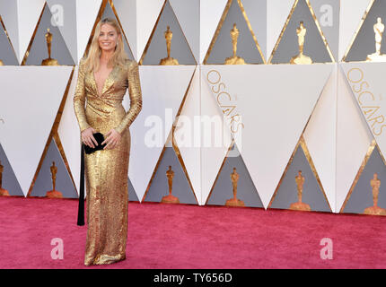 Margot Robbie arrive sur le tapis rouge pour la 88e Academy Awards au Hollywood and Highland Center dans la section Hollywood de Los Angeles le 28 février 2016. Photo par Kevin Dietsch/UPI Banque D'Images