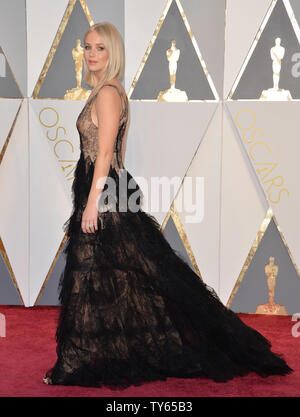 Jennifer Lawrence arrive sur le tapis rouge pour la 88e Academy Awards au Hollywood and Highland Center dans la section Hollywood de Los Angeles le 28 février 2016. Photo par Kevin Dietsch/UPI Banque D'Images