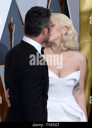 De gauche, l'acteur Taylor Kinney et l'actrice/chanteuse Lady Gaga arrivent sur le tapis rouge pour la 88e Academy Awards, au Hollywood and Highland Center dans la section Hollywood de Los Angeles le 28 février 2016. Photo par Jim Ruymen/UPI Banque D'Images