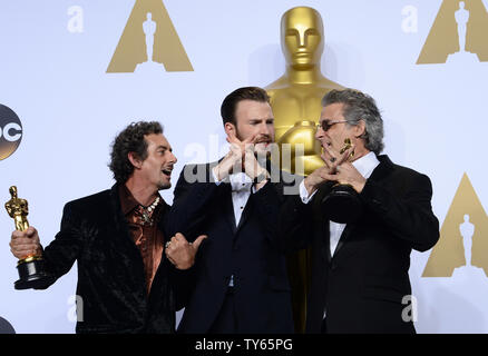 L'acteur Chris Evans, centre, et monteurs son David White et Mark Mangini, droite, lauréats du prix du meilleur montage sonore pour 'Mad Max : Fury Road, apparaissent des coulisses à la 88e Academy Awards, au Hollywood and Highland Center dans la section Hollywood de Los Angeles le 28 février 2016. Photo par Jim Ruymen/UPI Banque D'Images