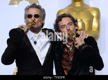 Monteurs son David White et Mark Mangini, droite, lauréats du prix du meilleur montage sonore pour 'Mad Max : Fury Road, apparaissent des coulisses à la 88e Academy Awards, au Hollywood and Highland Center dans la section Hollywood de Los Angeles le 28 février 2016. Photo par Jim Ruymen/UPI Banque D'Images